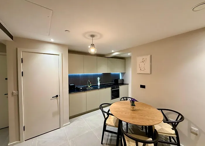 Elegant 2-bed 2-bath In With Balcony * Manchester