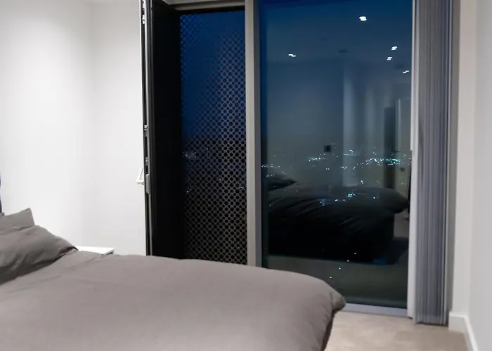 Modern 2 Bed Penthouse With Stunning Views In Center *