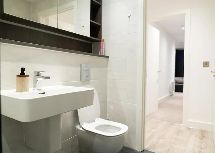 Modern 2 Bed Penthouse With Stunning Views In Center