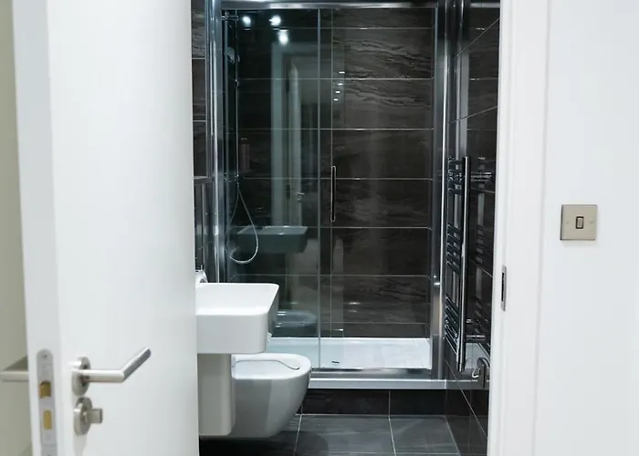 Modern 2 Bed Penthouse With Stunning Views In Center