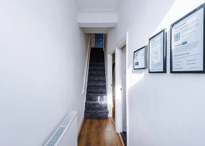 Stylish 3 Bedroom - Free Parking, Smart Tv, Sleeps 8 Tatil Evi Manchester