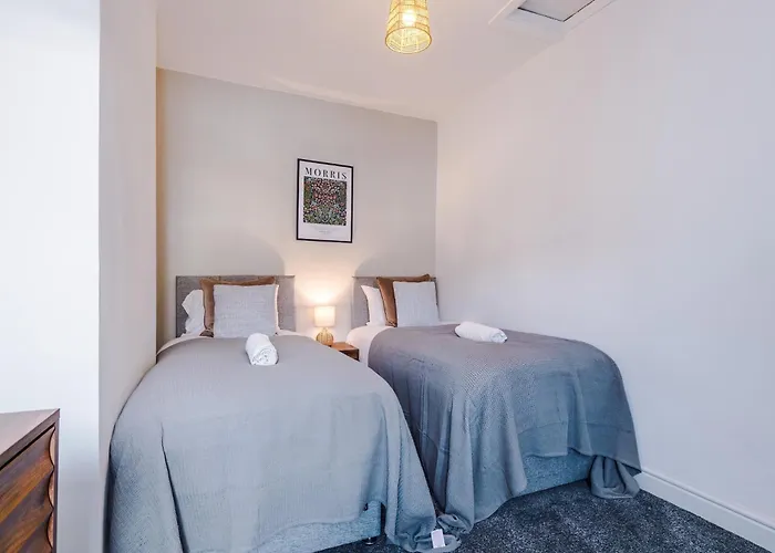 Stylish 3 Bedroom - Free Parking, Smart Tv, Sleeps 8