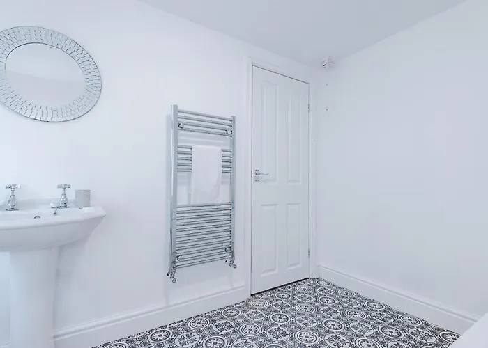 Stylish 3 Bedroom - Free Parking, Smart Tv, Sleeps 8 Манчестер