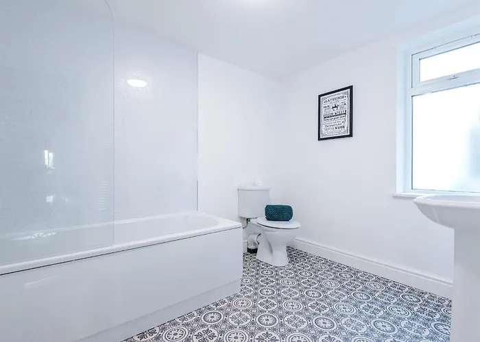 Stylish 3 Bedroom - Free Parking, Smart Tv, Sleeps 8 Tatil Evi Manchester