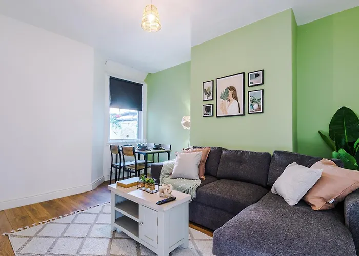 Stylish 3 Bedroom - Free Parking, Smart Tv, Sleeps 8 *