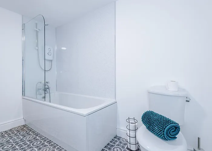 Stylish 3 Bedroom - Free Parking, Smart Tv, Sleeps 8