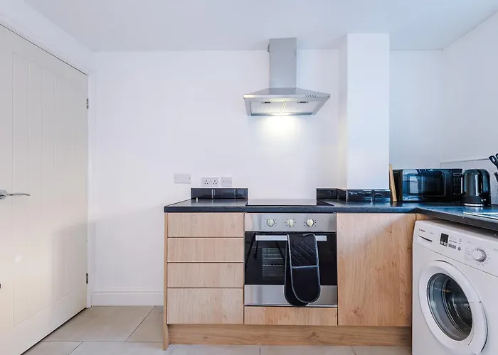 Tatil Evi Stylish 3 Bedroom - Free Parking, Smart Tv, Sleeps 8