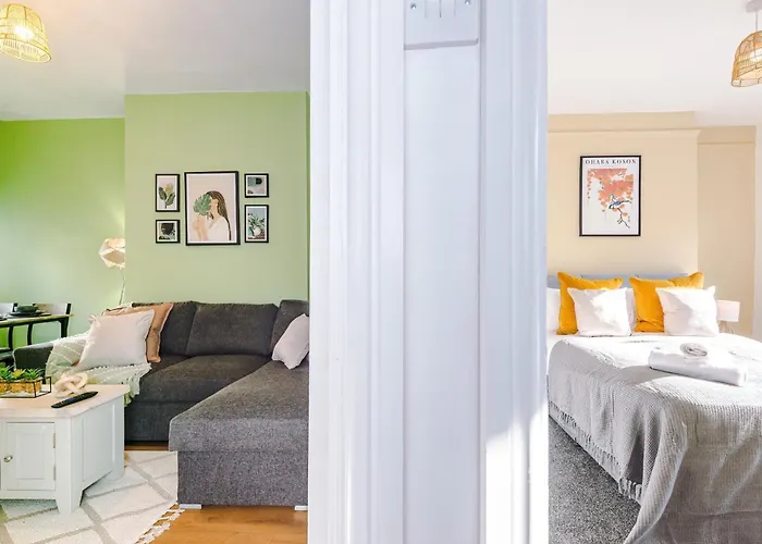 Stylish 3 Bedroom - Free Parking, Smart Tv, Sleeps 8 * Манчестер