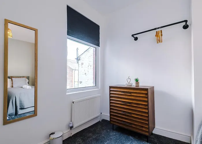 Stylish 3 Bedroom - Free Parking, Smart Tv, Sleeps 8 Дом отдыха