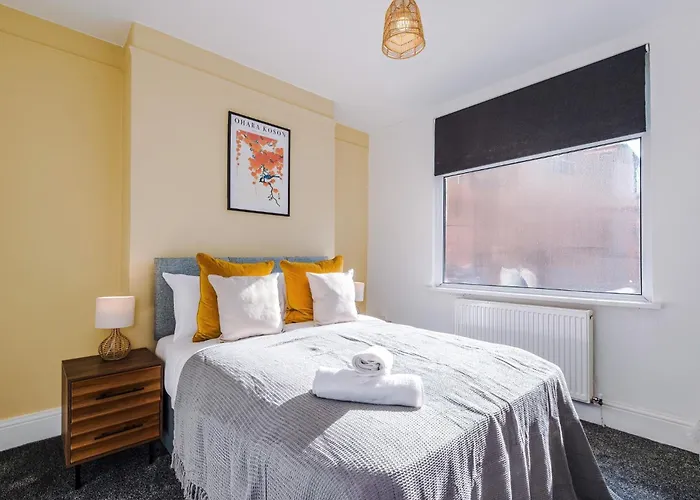 Stylish 3 Bedroom - Free Parking, Smart Tv, Sleeps 8 * Манчестер