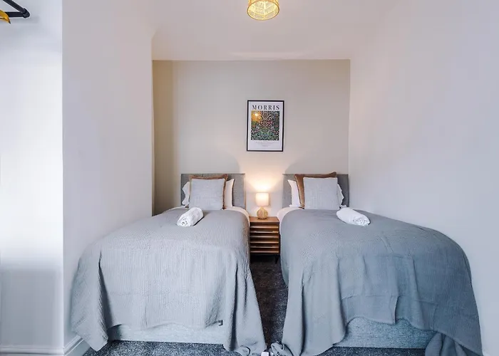 Stylish 3 Bedroom - Free Parking, Smart Tv, Sleeps 8 Tatil Evi *