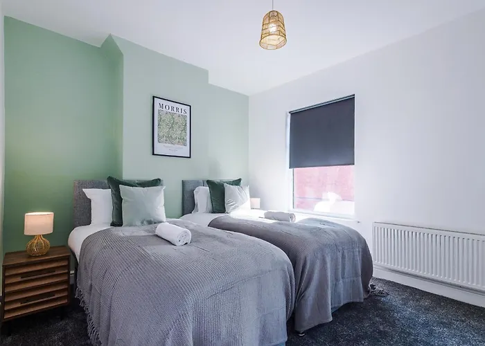 Дом отдыха Stylish 3 Bedroom - Free Parking, Smart Tv, Sleeps 8 *