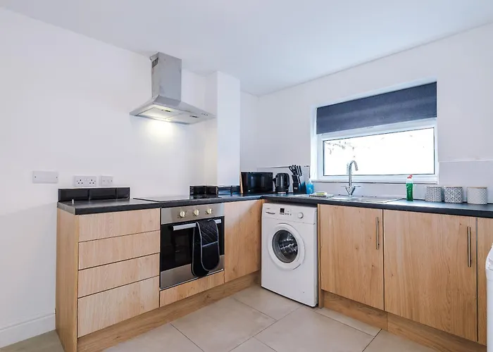 Stylish 3 Bedroom - Free Parking, Smart Tv, Sleeps 8 *