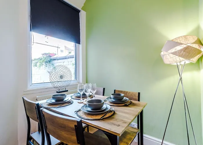 Stylish 3 Bedroom - Free Parking, Smart Tv, Sleeps 8 *