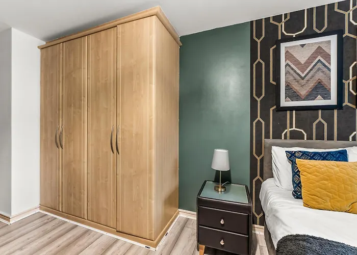 Large - Sleeps 8 * Manchester