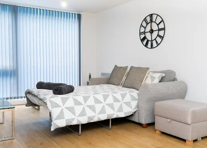 Elegant 1-bed By Victoria Stn & Ao Arena-sleeps 4