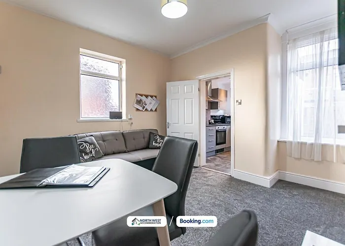 Spacious 3-Bedroom House In Manchester With Free Parking Vakantiehuis Manchester