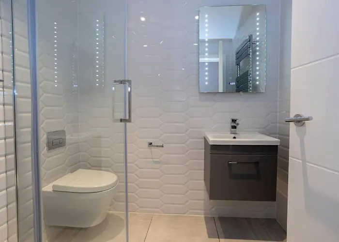 Spacious 2 Bedroom Centre