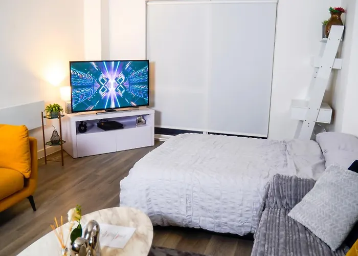 1 Bed Centre - Free Underground Parking - Balcony - Airbed Available Manchester