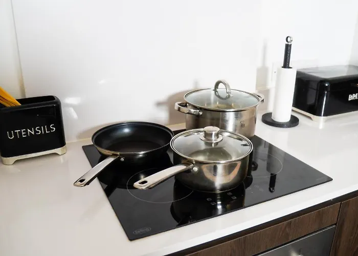 1 Bed Centre - Free Underground Parking - Balcony - Airbed Available Daire