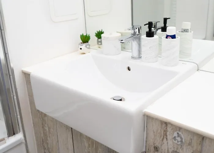 Elegant 1-bed By Victoria Stn & Ao Arena-sleeps 4 *