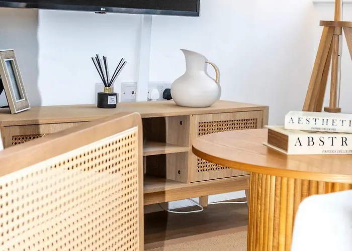 Zeni Alexandra Rise Two Bed Flat *