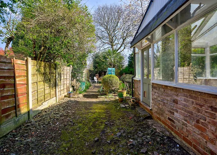 Large Victorian House In Trafford Park - Pass The Keys Манчестер