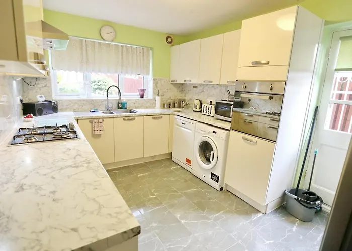 Home Base For Manchester 4 Bed-Garden-Free Parking - Pass The Keys *