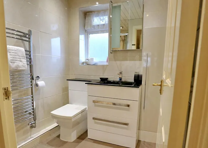 Vakantiehuis Home Base For Manchester 4 Bed-Garden-Free Parking - Pass The Keys