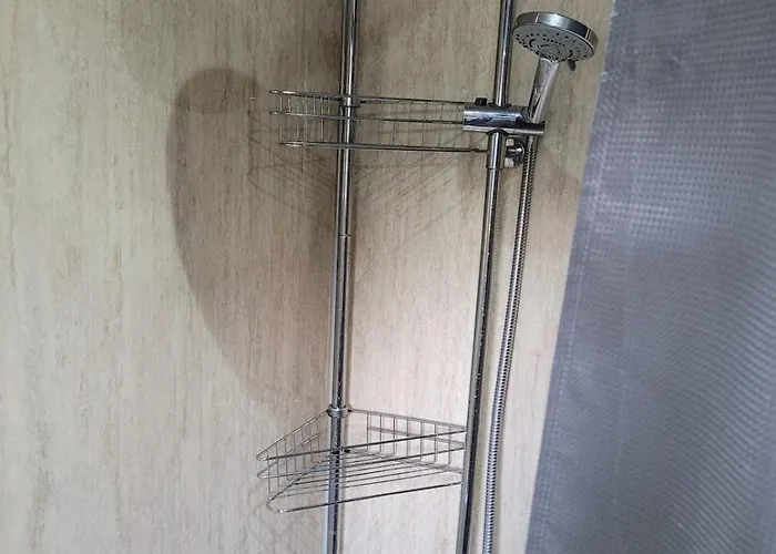 1 Bed Flat In Near Centre