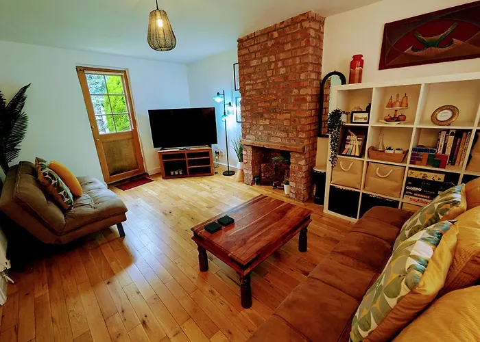 Detached House With Gated Parking In Whalley Range, Near Centre