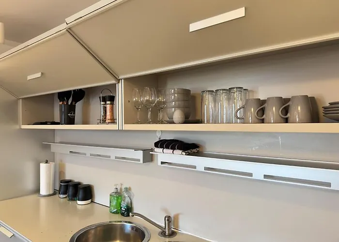 Modern 2 Bed Center Apartment *