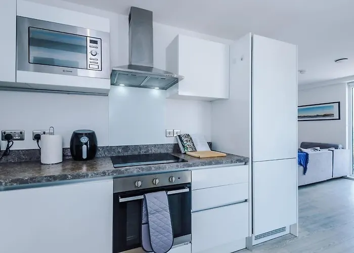 2br Chic And Stylish In Salford, Wifi, Kitchen, Parking With View Daire *