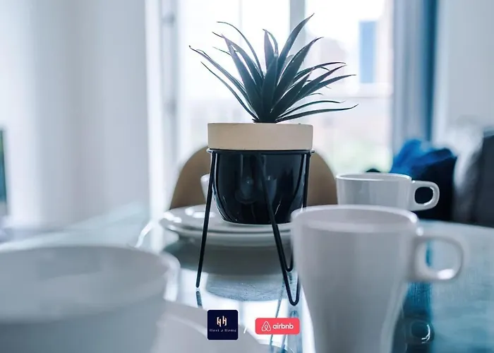 Elegant 1br In Salford, Balcony, Wifi, Kitchen