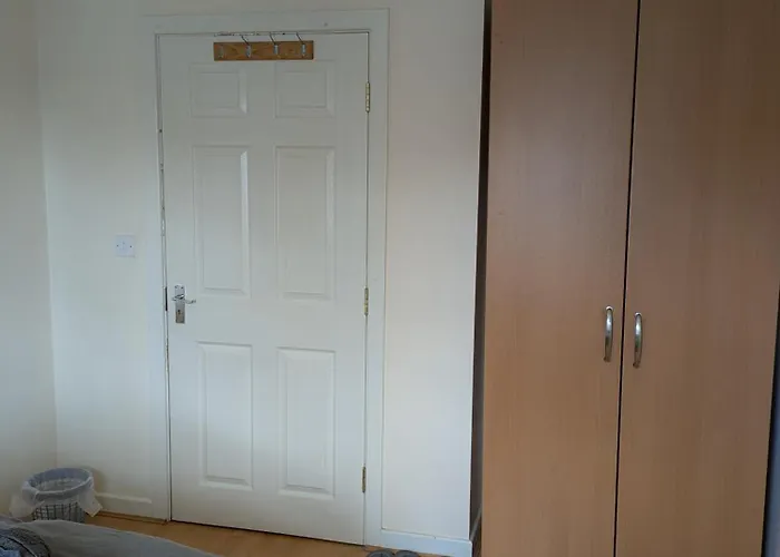 Habitación en casa particular Comfortable And Peaceful 2 Bedroom Flat With Shared Bathroom And Kitchen Close To Airport Mánchester