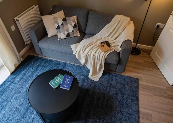 S Veranda - Near Lidl & Bus -4 Bed 6 Sleep