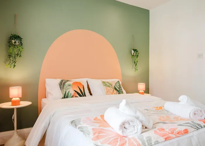 Bright 4br With Garden With Free Parking And Sleeps Up To 9 公寓