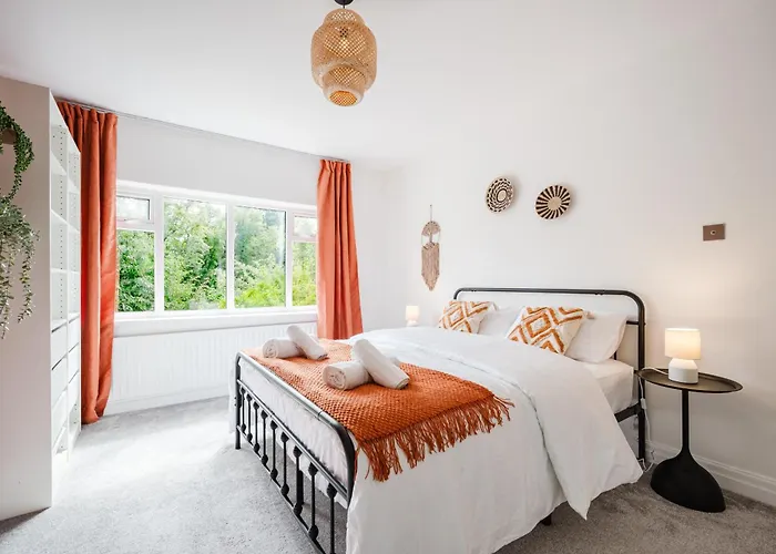 Bright 4br With Garden With Free Parking And Sleeps Up To 9 *