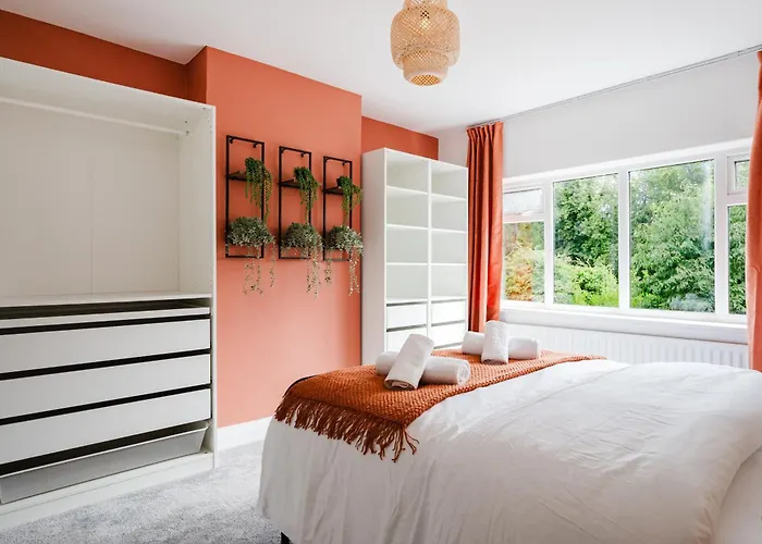 Bright 4br With Garden With Free Parking And Sleeps Up To 9 *