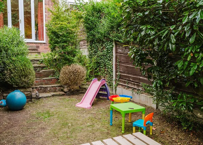 Bright 4br With Garden With Free Parking And Sleeps Up To 9 曼彻斯特