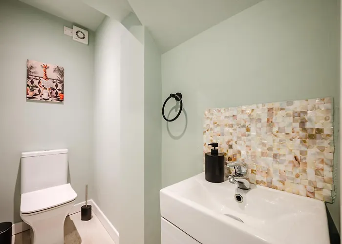 Bright 4br With Garden With Free Parking And Sleeps Up To 9 公寓 *