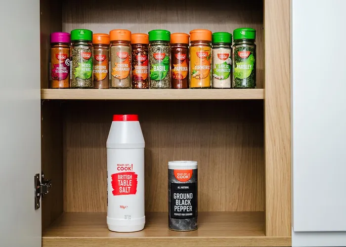 Bright 4br With Garden With Free Parking And Sleeps Up To 9