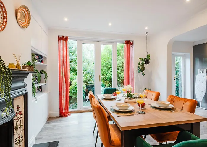 Bright 4br With Garden With Free Parking And Sleeps Up To 9 公寓