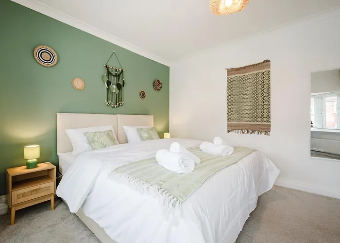 Bright 4br With Garden With Free Parking And Sleeps Up To 9 公寓