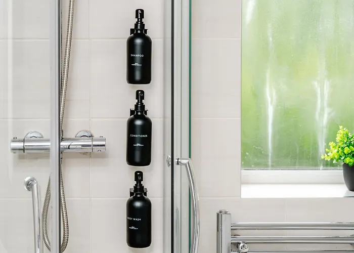 Bright 4br With Garden With Free Parking And Sleeps Up To 9 *