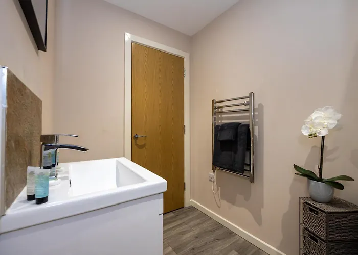 Salford - 1 Bed - Free Parking - Fast Wi Fi By Av Hughes * Manchester