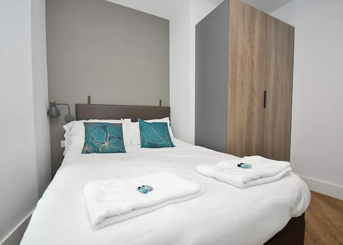 Spacious 2bed Flat W Security Manchester