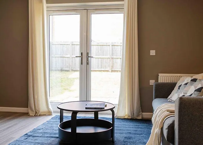 S Veranda - Near Lidl & Bus -4 Bed 6 Sleep *