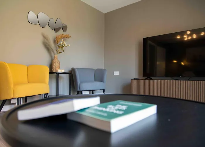 S Veranda - Near Lidl & Bus -4 Bed 6 Sleep *