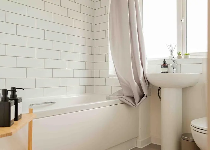 Сasa de vacaciones S Veranda - Near Lidl & Bus -4 Bed 6 Sleep Mánchester